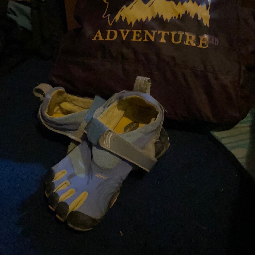 Finger shoes